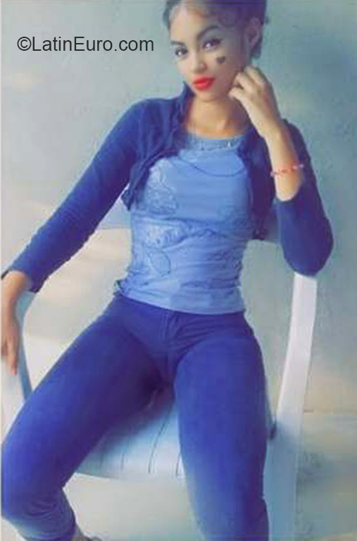 Date this foxy Dominican Republic girl Darlenis from La Vega DO36984