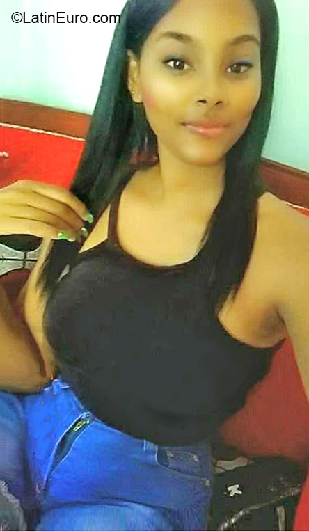 Date this beautiful Dominican Republic girl Sharina from Santo Domingo DO37010