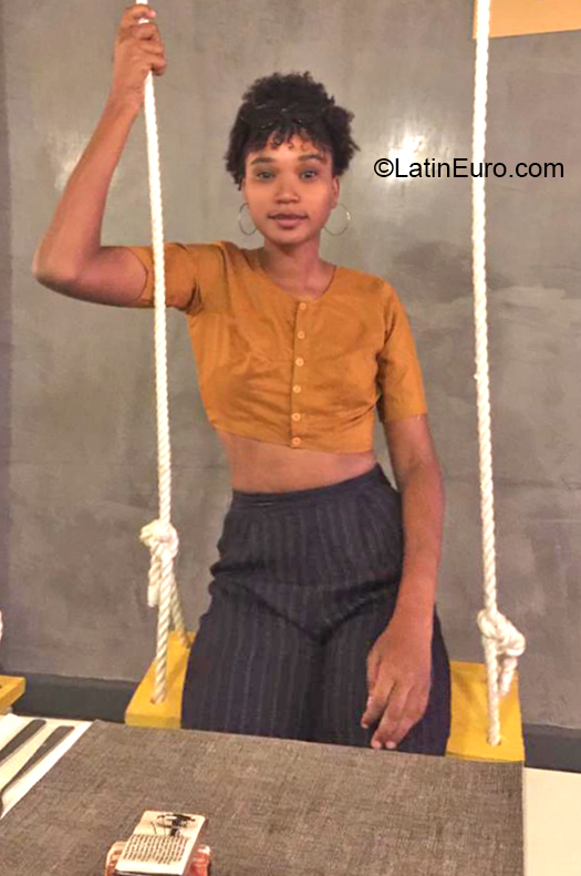 Date this hard body Dominican Republic girl Leidi from Santo Domingo DO37018