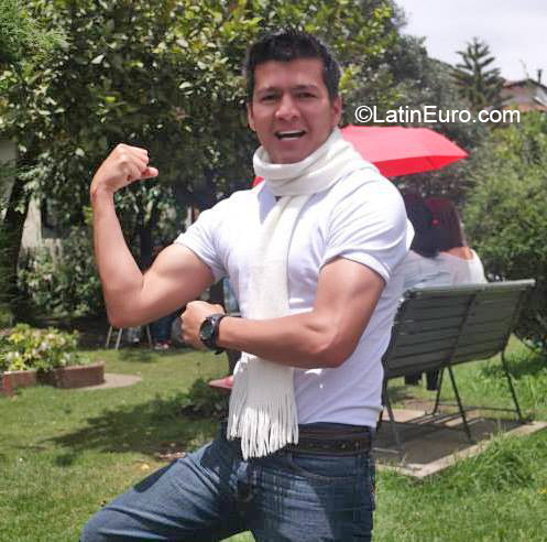 Date this hot Colombia man Manu from Bogota CO26530