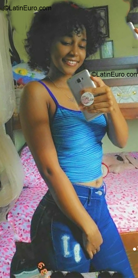 Date this fun Dominican Republic girl Smailin from Santo Domingo DO37034