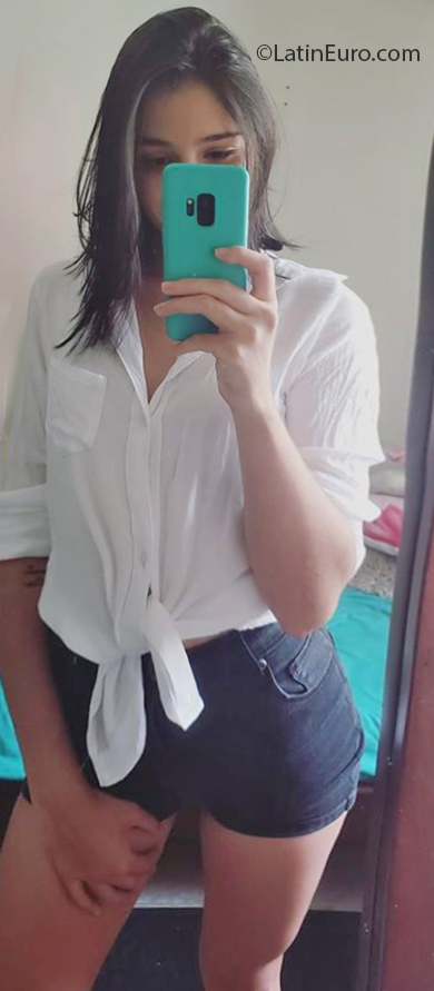 Date this nice looking Colombia girl Linda from Armenia CO26658