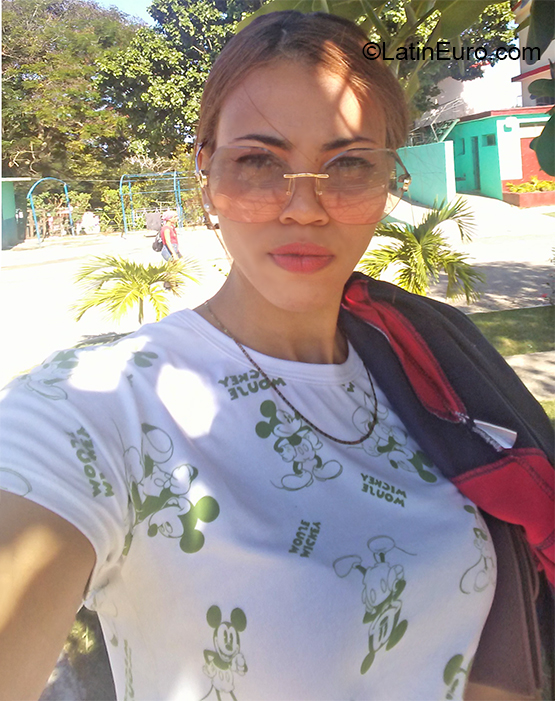 Date this good-looking Cuba girl Yailen from Havana CU646