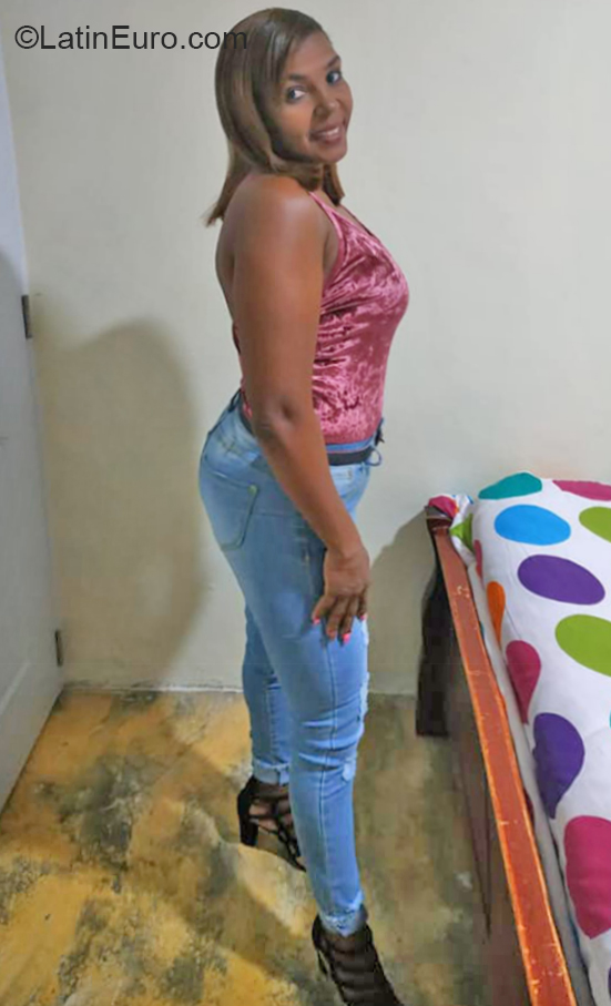 Date this stunning Dominican Republic girl Tania ascota from Santo Domingo DO37297