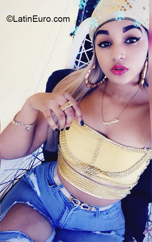 Date this pretty Dominican Republic girl Genesis from Santo Domingo DO37301