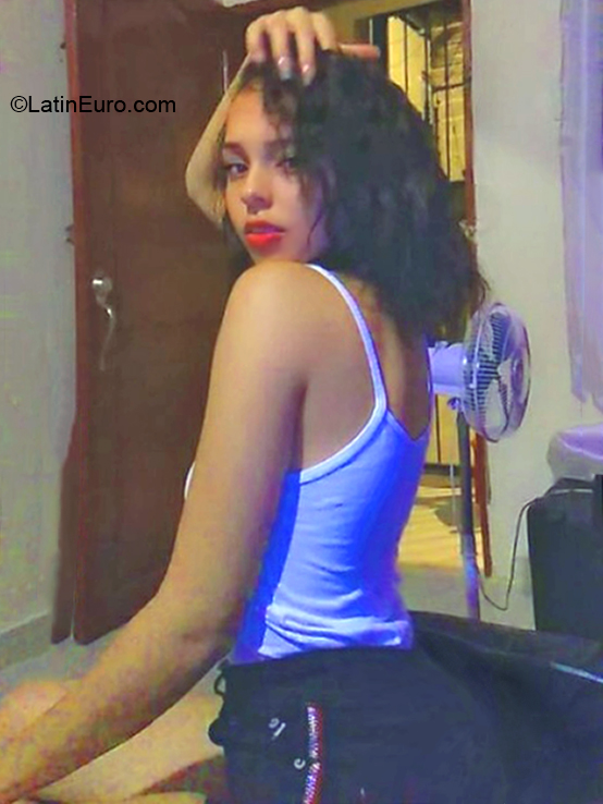 Date this attractive Dominican Republic girl Nely from Santiago DO37305