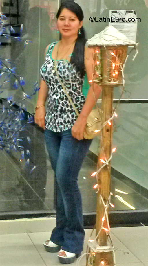 Date this pretty Colombia girl Yury from Cali CO26793