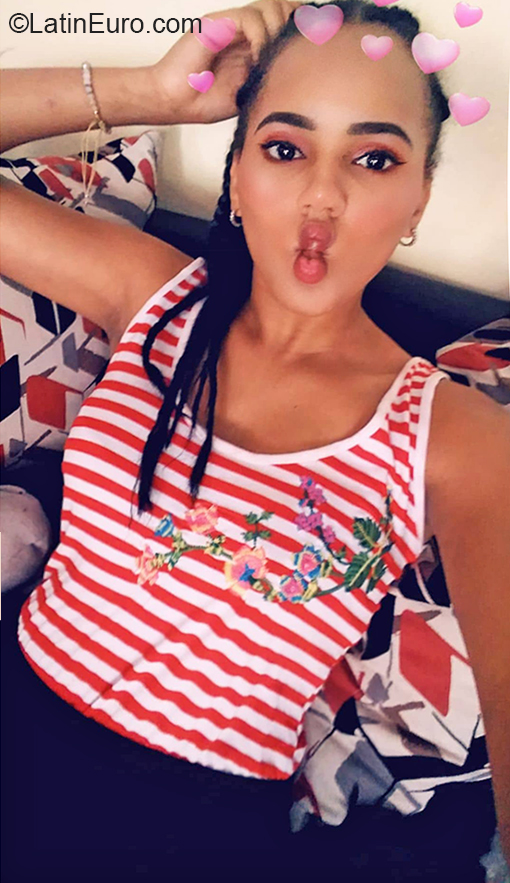 Date this athletic Dominican Republic girl Esmaily from Santo Domingo DO37410