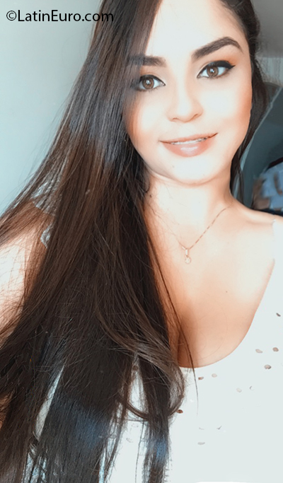 Date this nice looking Colombia girl Vanessa from Barranquilla CO26871
