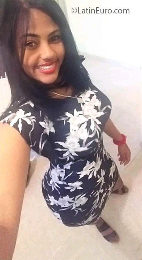 Date this nice looking Dominican Republic girl Fernanda from Santo Domingo DO37644