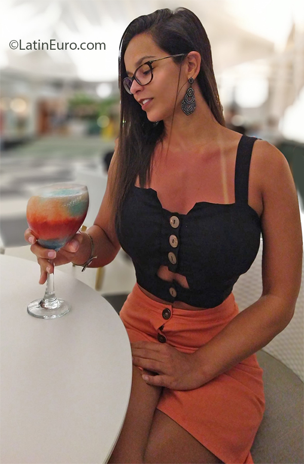 Date this good-looking United Kingdom girl Bruna from Bristol GB1016