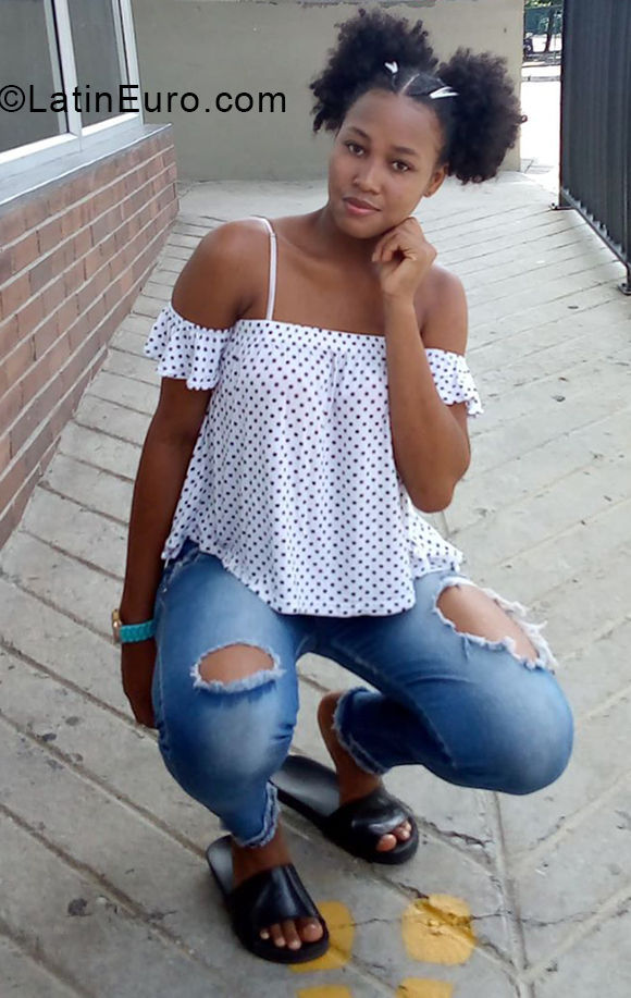 Date this happy Colombia girl Alicia from Medellin CO27187