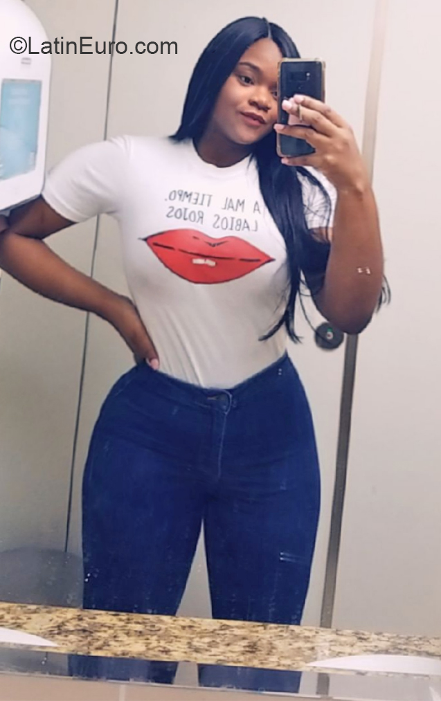 Date this hot Dominican Republic girl Patricia from Santo Domingo DO38067