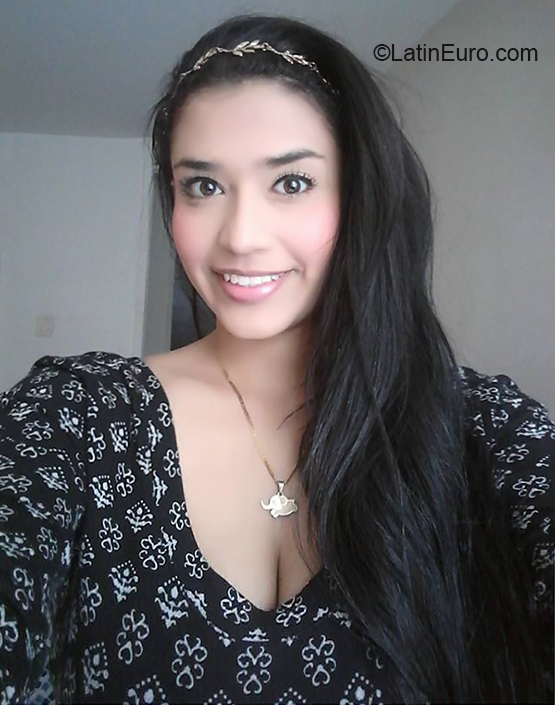 Date this happy Colombia girl Alexandra from Bucaramanga CO27345