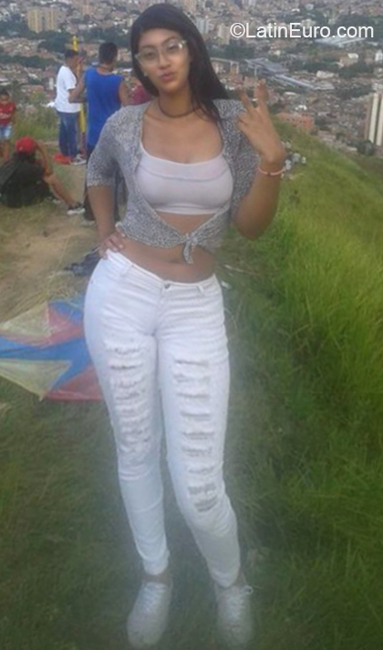 Date this nice looking Colombia girl Yari from Medellin CO27380