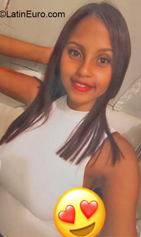 Date this fun Dominican Republic girl Laura from Santo Domingo DO38194