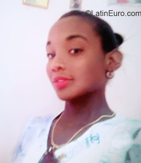 Date this funny Cuba girl La peque from Guantanamo CU700