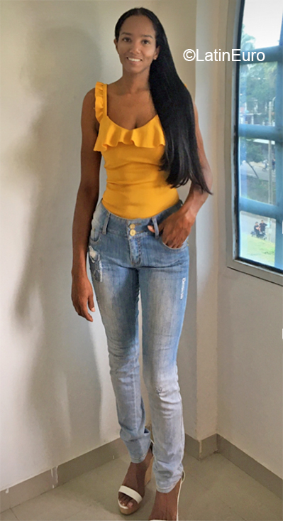 Date this happy Colombia girl Marania from Cali CO27609
