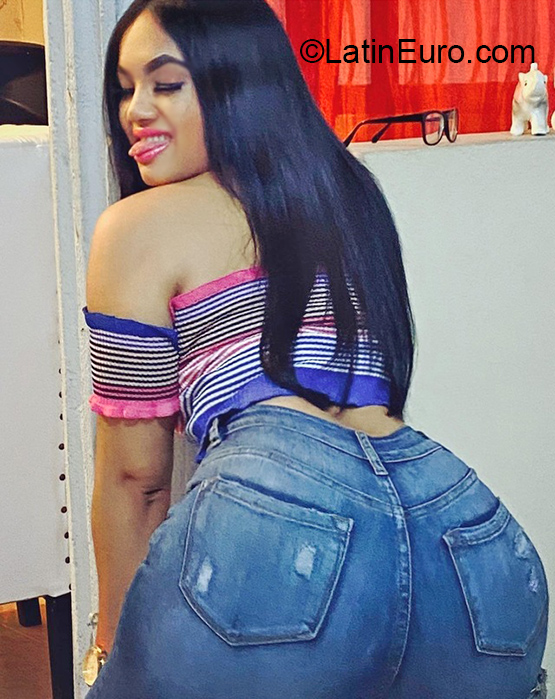 Date this gorgeous Dominican Republic girl Thais from Santiago US20834