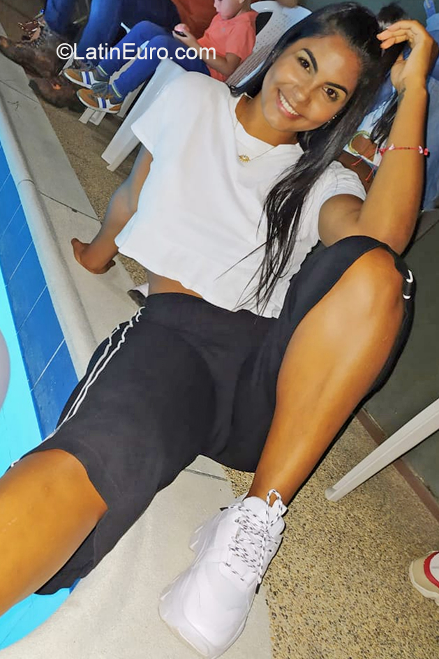 Date this lovely Colombia girl Genesis from Girarad ot CO27704