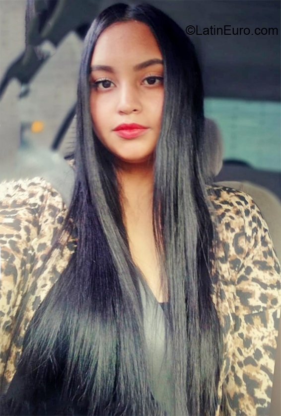 Date this nice looking Colombia girl Ana from Medellin CO27891