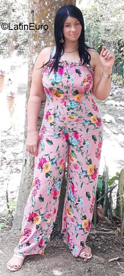 Date this happy Dominican Republic girl MARITZA from Santo Domingo DO38425