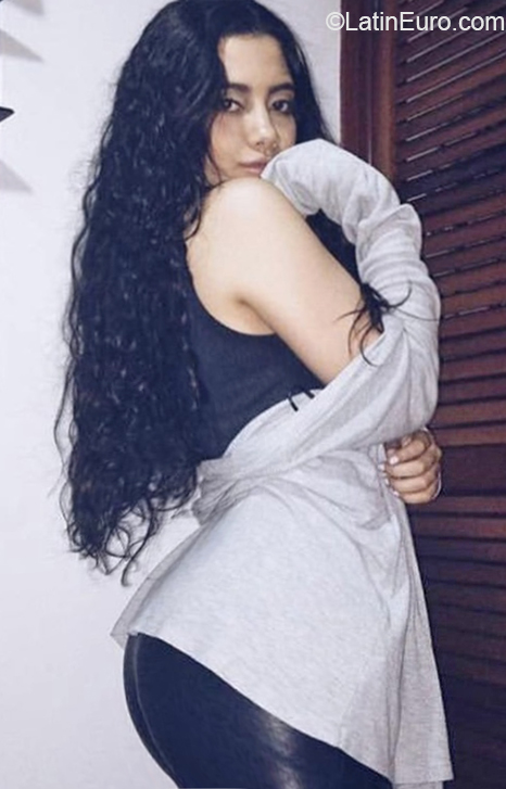 Date this attractive Venezuela girl Verona from Caracas VE3337