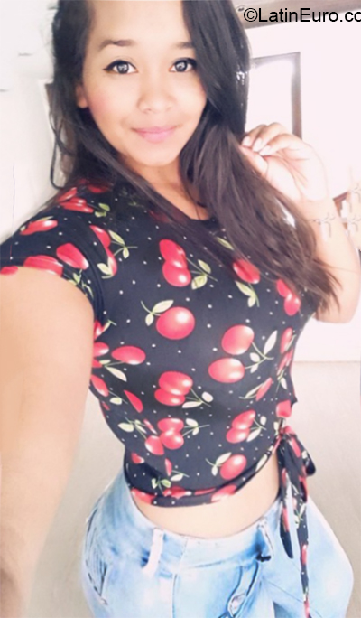 Date this tall Venezuela girl Dayana from  VE3721