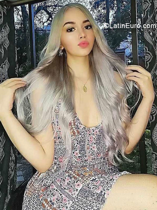 Date this young Colombia girl Daniela from Medellin CO28147