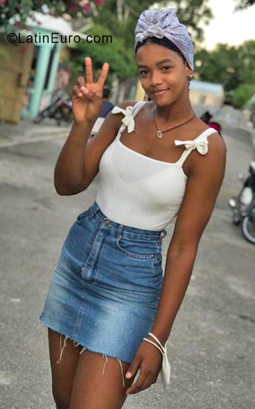 Date this tall Dominican Republic girl Lianyi from Hato Mayor DO38639