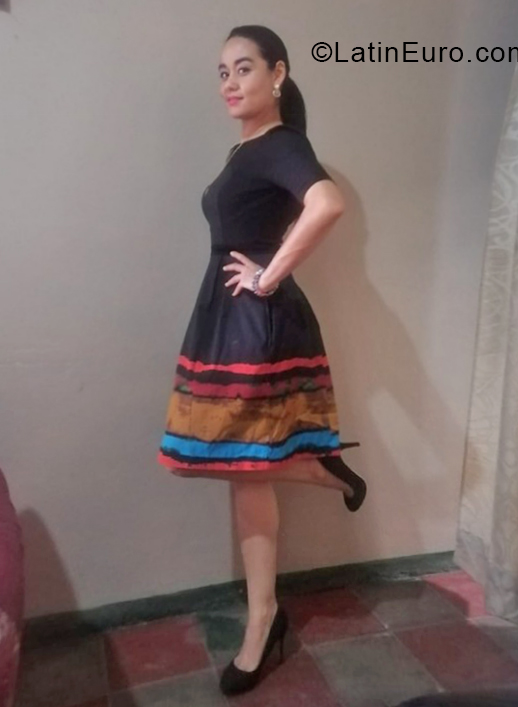 Date this nice looking Honduras girl Gabriela Cruz from Tegucigalpa HN2837