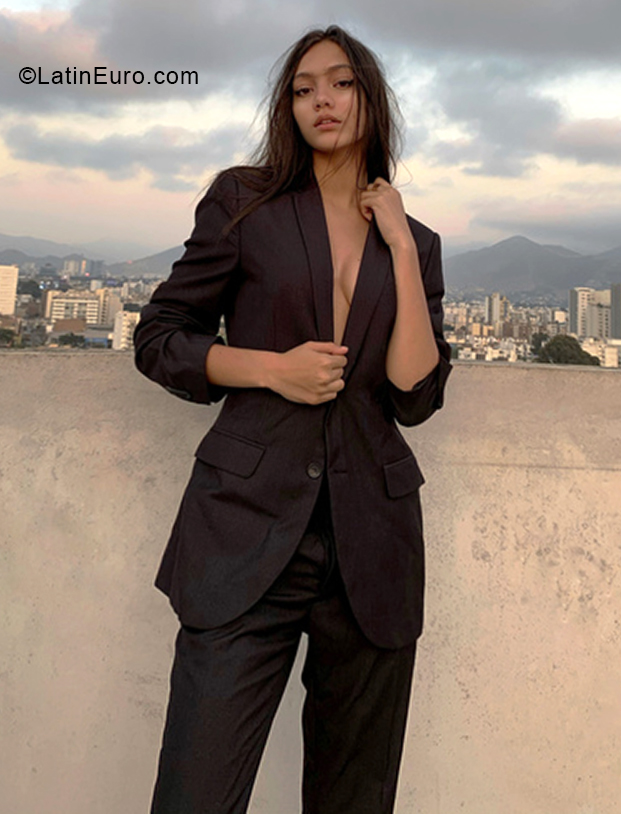 Date this good-looking Peru girl Maria from Lima PE1658