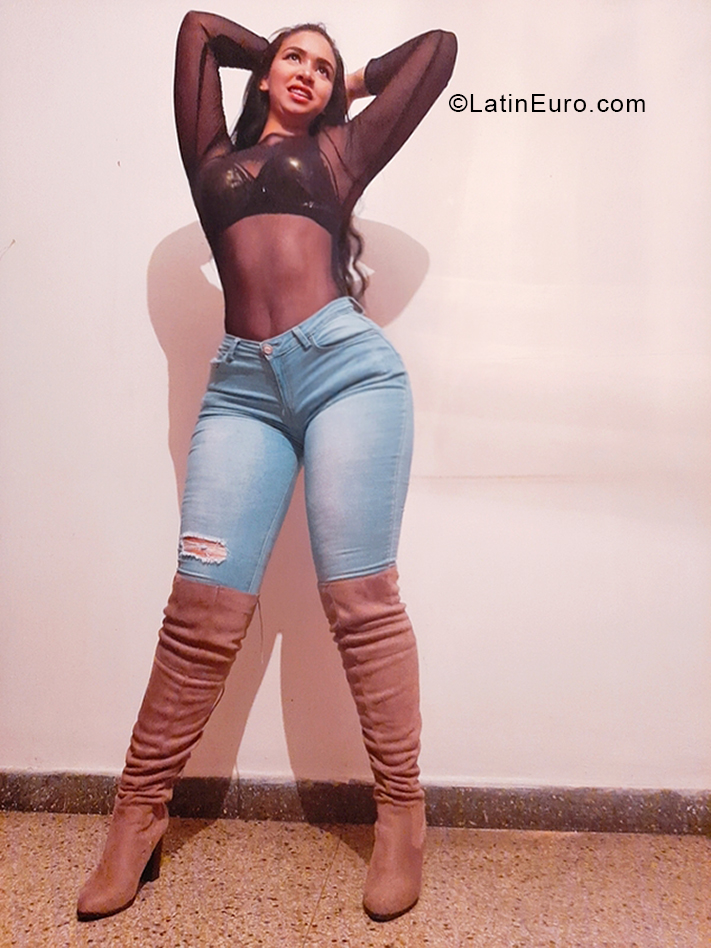 Date this beautiful Venezuela girl Michell from Valencia VE3475