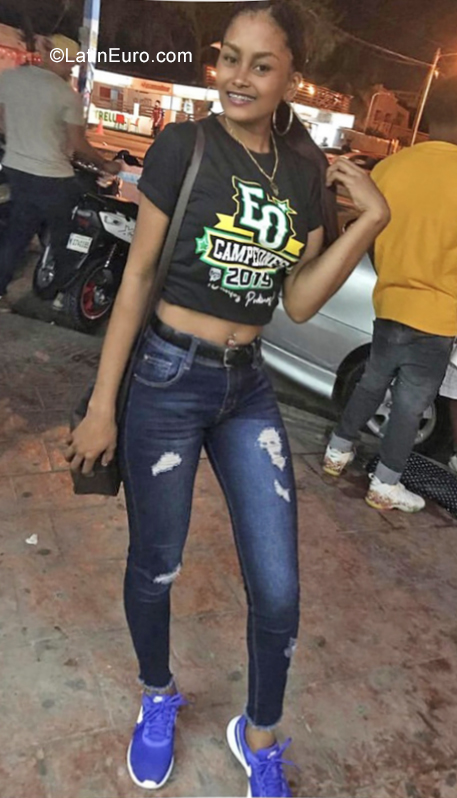 Date this sultry Dominican Republic girl Yomairis from Santo Domingo DO38845