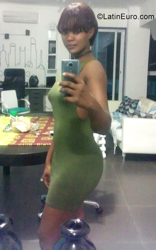 Date this stunning Dominican Republic girl Roseline from Santo Domingo DO39033