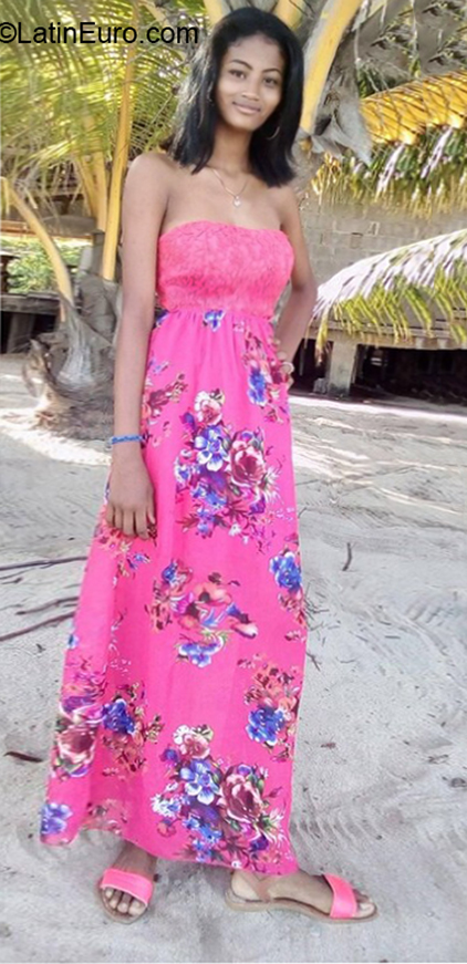 Date this young Honduras girl Tatiana from Trujillo HN2874