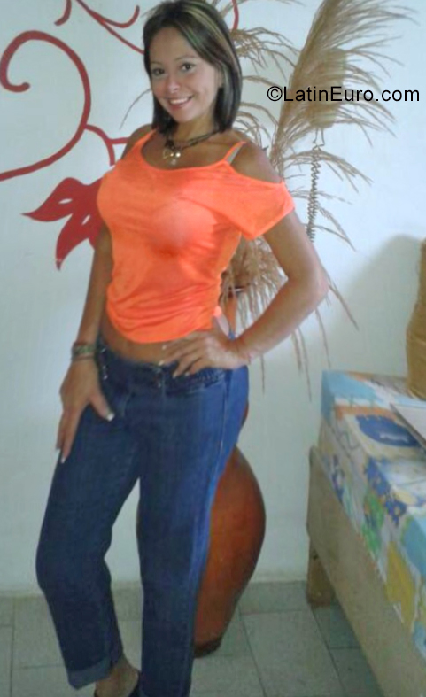 Date this gorgeous Venezuela girl Rasi from Maracay VE3654