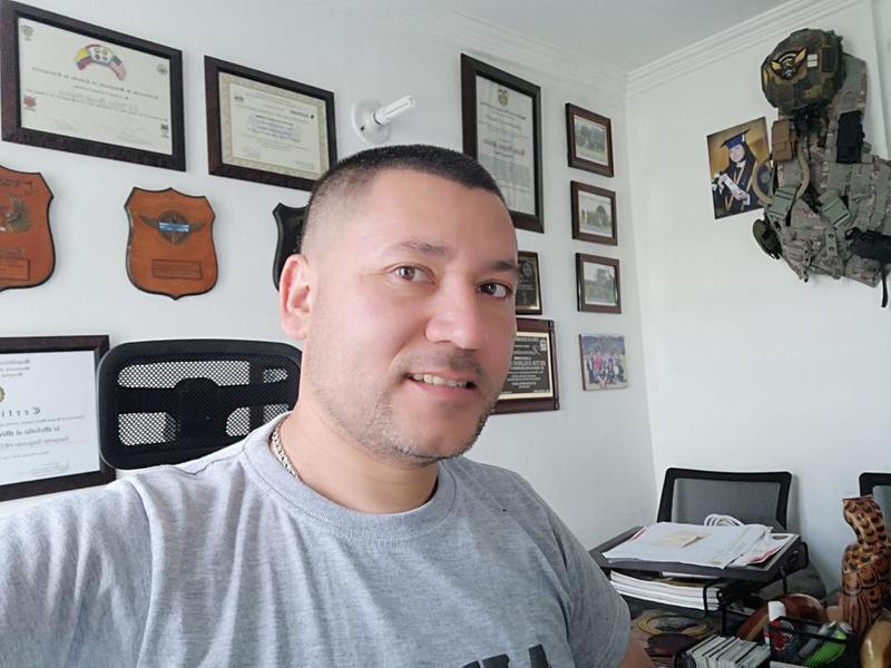 Date this tall United States man Bernal from Aspen UM80