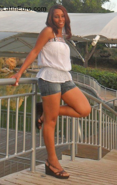 Date this happy Dominican Republic girl Jary from Santo Domingo DO39218