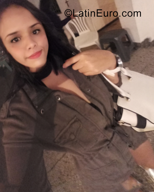 Date this stunning Venezuela girl Daniela from Valencia VE3695