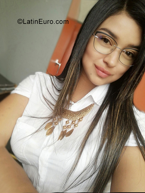 Date this good-looking Colombia girl Moni from Bogota CO29266