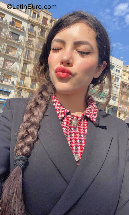 Date this funny United Kingdom girl Kiara from London EN112