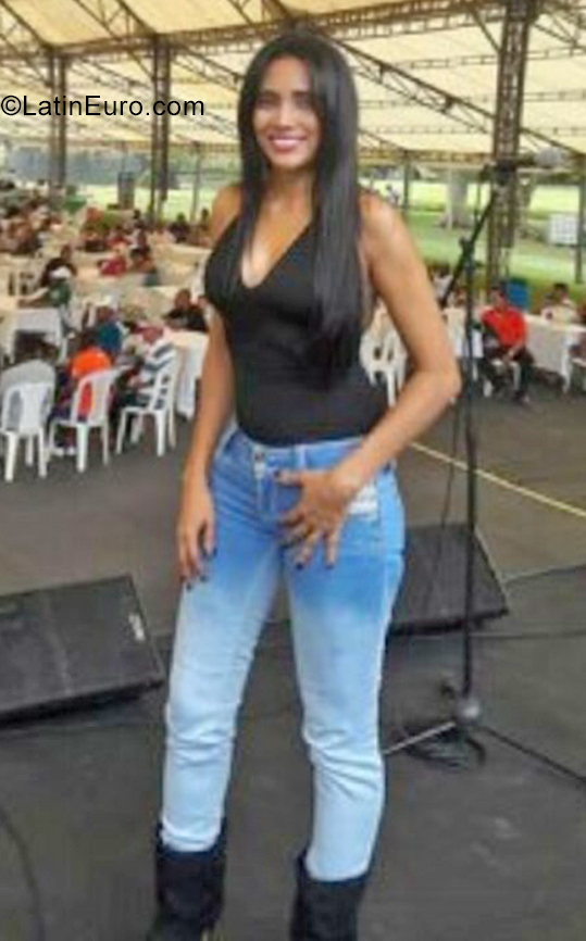 Date this young Colombia girl Leonela from Cali CO29309