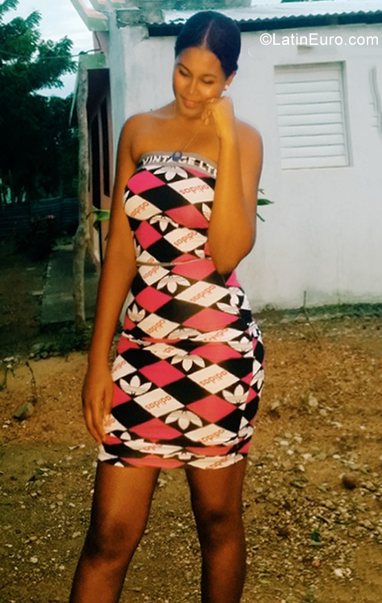 Date this foxy Dominican Republic girl Glenny from San Juan DO39278
