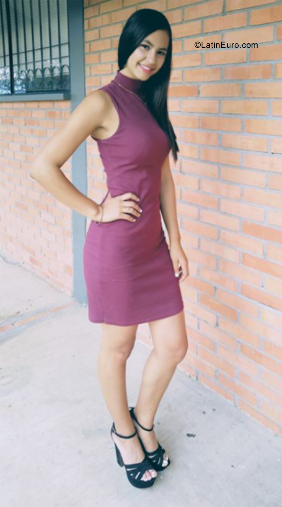 Date this pretty Colombia girl Andrea from Bucaramanga CO29432