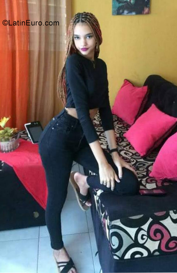 Date this happy Dominican Republic girl Aivi from Santo Domingo DO39360