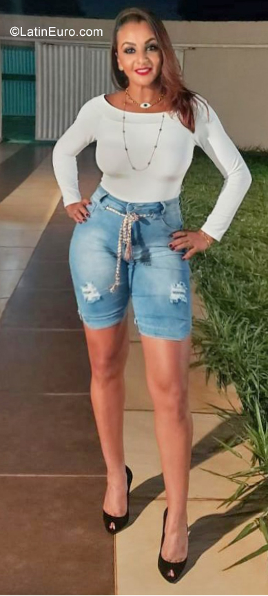 Date this sensual Brazil girl Jucelia from Brasilia BR11332