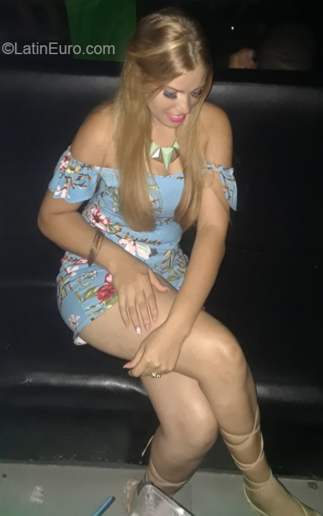 Date this stunning Dominican Republic girl Yokaira from Santo Domingo DO39447