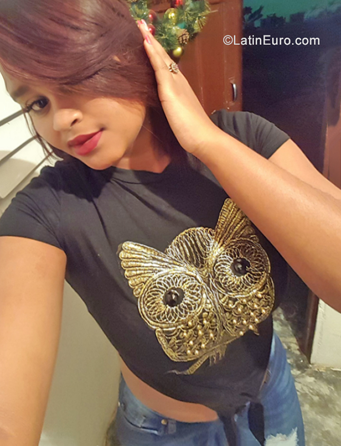 Date this voluptuous Dominican Republic girl Anyi from Santo Domingo DO39509