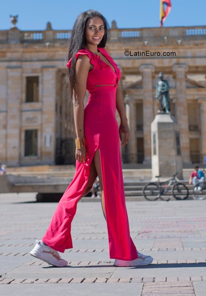 Date this exotic Colombia girl Hanna from Bogota CO29752